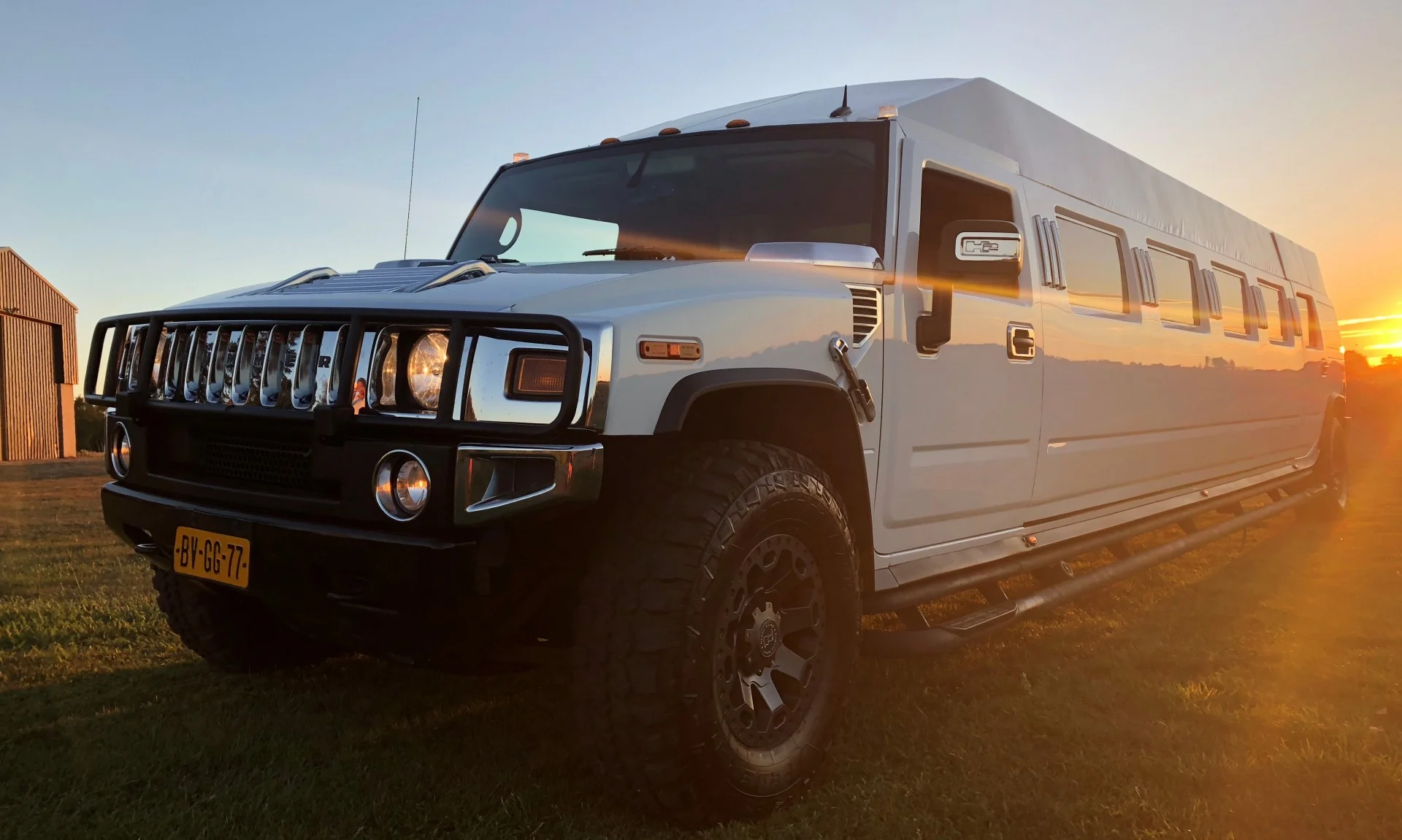 Witte Hummer limousine