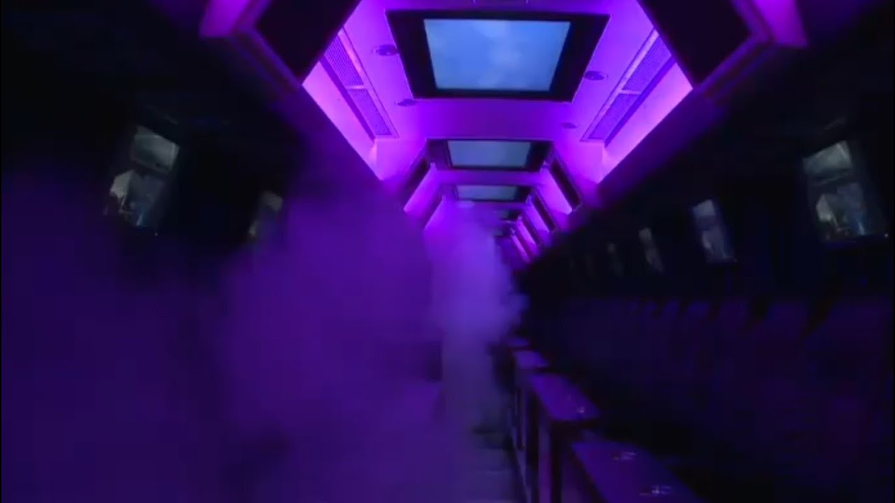 Videovoorbeeld The Experience: het interieur met paarse verlichting