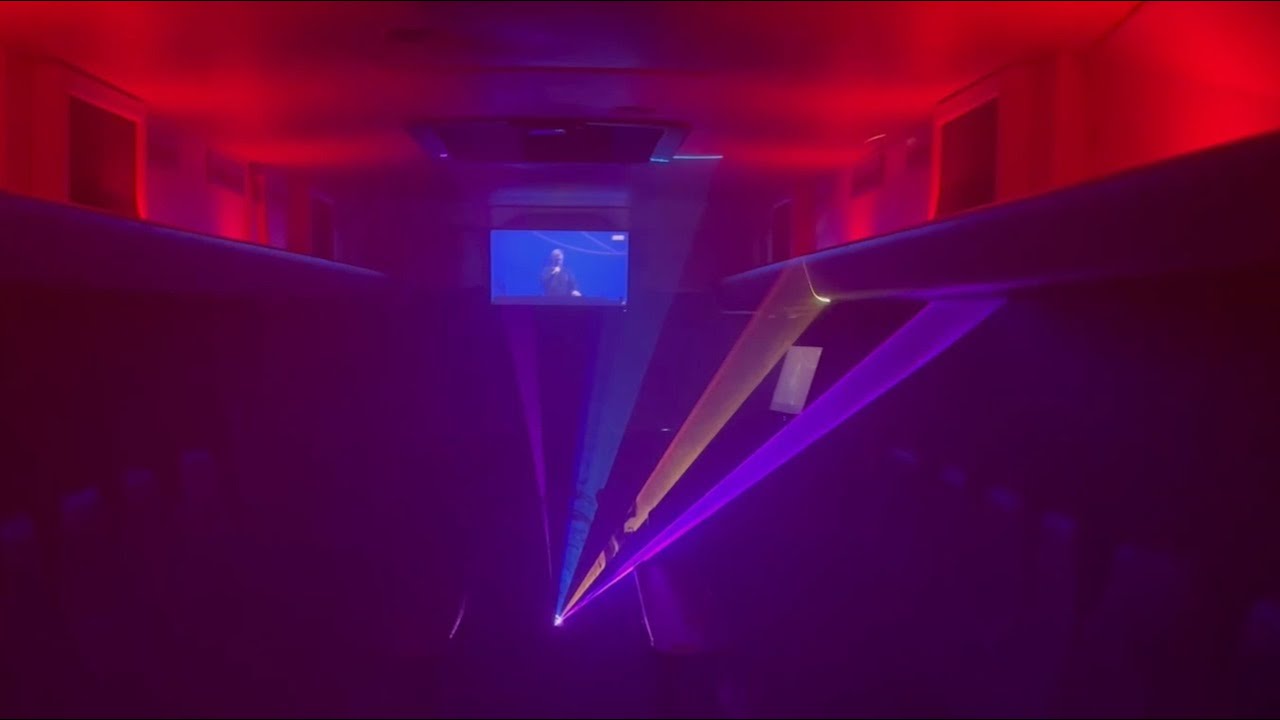Videovoorbeeld: lounge-interieur met rode en paarse verlichting