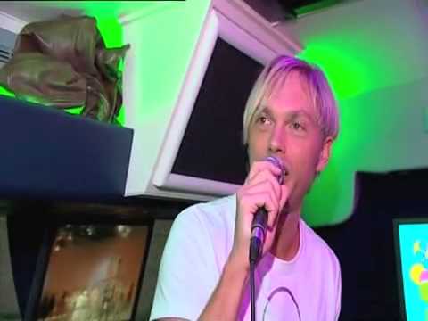 DJ REGI Milc Inc live in de partybus van partybus-huren.be
