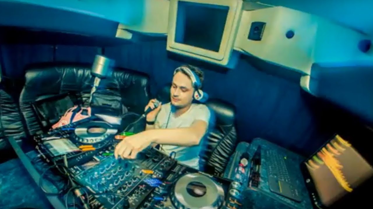 Videovoorbeeld The Reference: dj-opstelling in de lounge